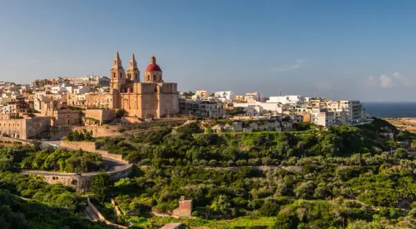 Malta, z malowniczą bazyliką i zielonymi wzgórzami, wygląda na bezpieczną.