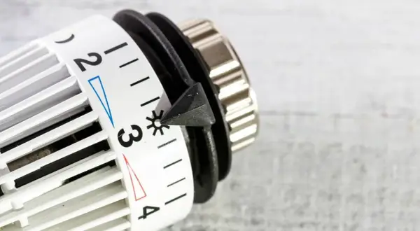 Thermostat-Regler auf Stufe 3, bereit, die Gastherme auszuschalten und Energie zu sparen.