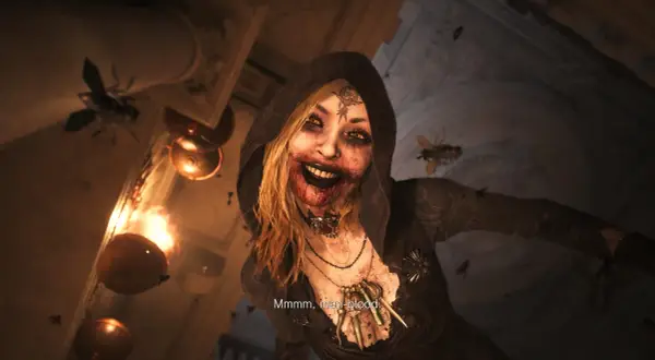 Przerażająca postać z Resident Evil Village, otoczona przez owady, z krwią na ustach. Czas gry w tej grze jest pełen takich scen.