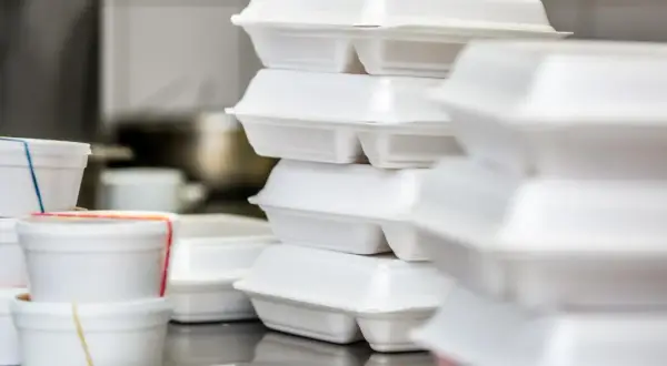 Gdzie wyrzucić styropian z opakowań, aby uniknąć problemów z recyklingiem?