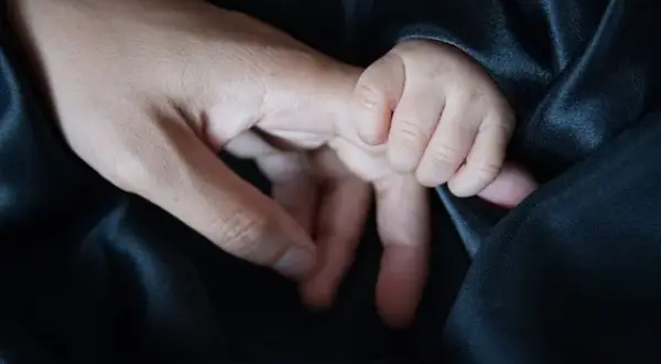 Ile bierze opiekunka do dziecka za godzinę? Sprawdź ceny i fakty