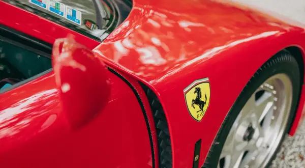 Jak wygląda znaczek Ferrari? Odkryj jego symbolikę i historię