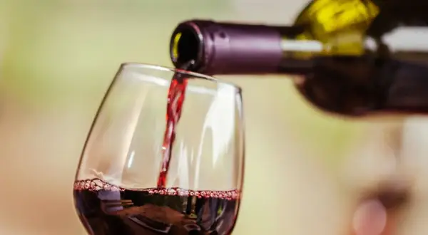 Rotwein wird in ein Glas gegossen. Für Menschen mit Histaminintoleranz ist eine **Histamin Wein Tabelle** hilfreich, um verträgliche Sorten zu finden.
