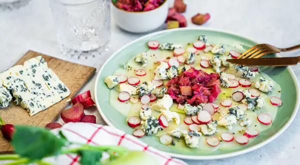 Kohlrabi Carpaccio mit Blauschimmelkäse, Radieschen und Rhabarber-Chutney. Ein leichter und erfrischender Genuss.