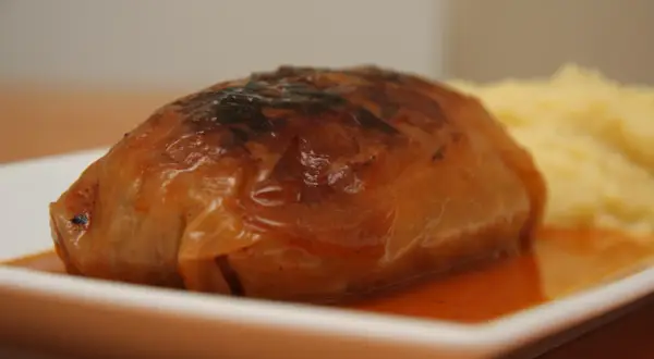 Apetyczny gołąbek w sosie, obok purée ziemniaczane. Idealny na obiad, gdy liczymy gołąbki kcal.