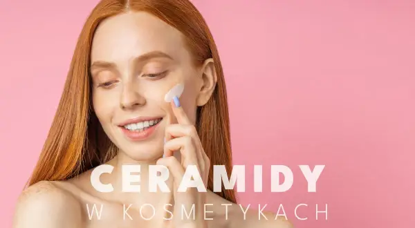 Ruda kobieta z piegami aplikuje krem na policzek. Tekst: "Ceramidy w kosmetykach". Niacynamid i ceramidy to klucz do zdrowej skóry.