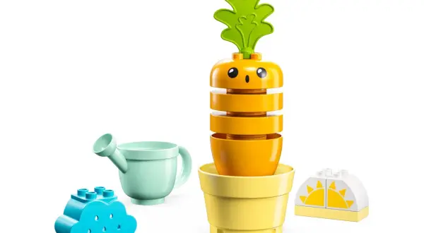 Zestaw z zabawkami: uśmiechnięta lego duplo marchewka w doniczce, niebieska chmurka, konewka i słońce.