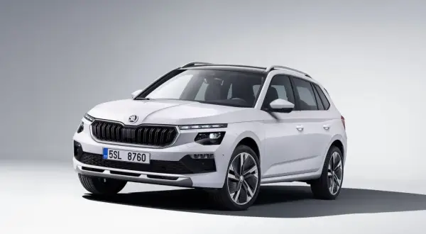 Biały Skoda Kamiq 2024 z czarnym dachem i felgami, prezentujący nowoczesny design SUV-a.