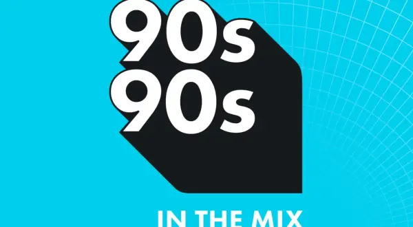 Logo mit "90s 90s IN THE MIX" in Weiß auf schwarzem Hintergrund, vor einem hellblauen Gittermuster.