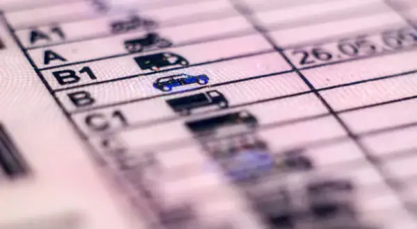 Jak odzyskać prawo jazdy po elektronicznym zatrzymaniu – krok po kroku