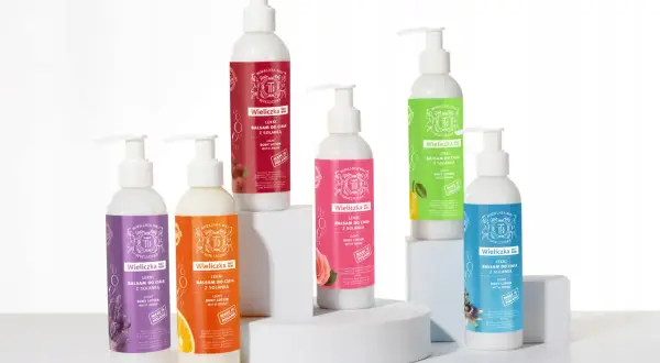 Kolekcja lekkich balsamów do ciała z solanką Wieliczka. Różne zapachy: żurawina, róża, trawa cytrynowa, lawenda, pomarańcza, passiflora. Body lotion co to? To lekki balsam nawilżający.