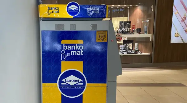 Bankomat Euronet. Pamiętaj o prowizji przy wypłacie. W tle sklep z biżuterią.