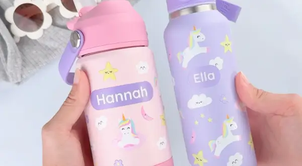 Zwei personalisierte Trinkflaschen für Kinder, eine pink mit "Hannah", die andere lila mit "Ella". Perfekt als beste Trinkflasche Kinder.