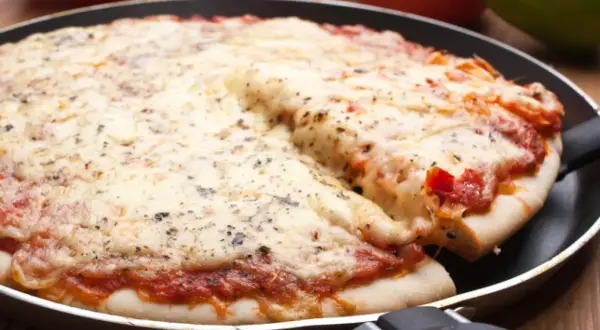 Deliciosa pizza en sartén, con queso derretido y salsa de tomate. Perfecta para compartir.