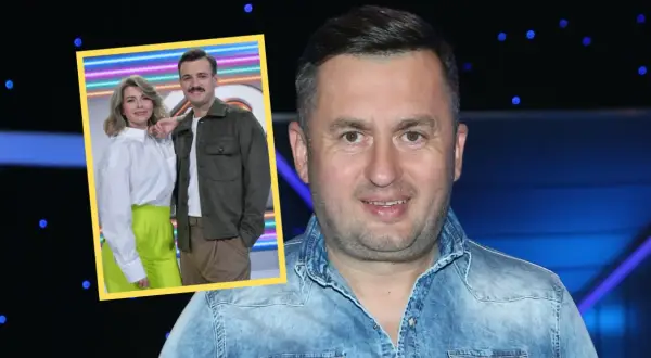 Uśmiechnięty mężczyzna w dżinsowej koszuli, obok w ramce para, która nagrywa Koło Fortuny.