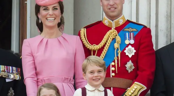 Księżna Kate i William z dziećmi na balkonie. Najnowsze wiadomości o rodzinie królewskiej.