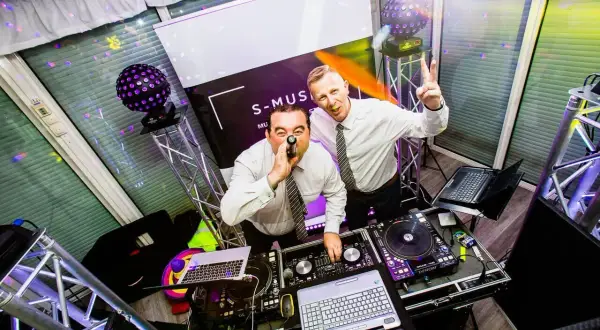 DJ czy zespół na wesele? Poznaj kluczowe różnice i zdecyduj