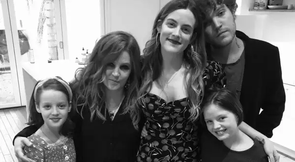 Lisa Marie Presley med sina barn. En familjebild med fyra personer i en ljus miljö.