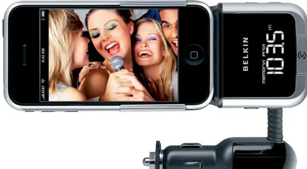 Transmiter FM Belkin z iPhone'em, na ekranie którego widać bawiących się ludzi. Idealny do karaoke w aucie!