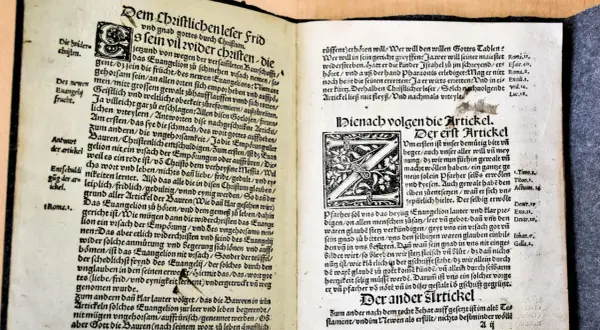 12 Artikel der Bauern. Ein alter Druck mit kunstvollen Initialen und Text in deutscher Sprache.