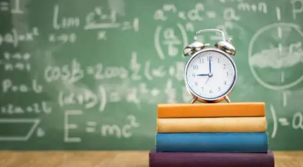 Ile godzin pracuje pomoc nauczyciela w przedszkolu? Sprawdź wymiar godzinowy i obowiązki