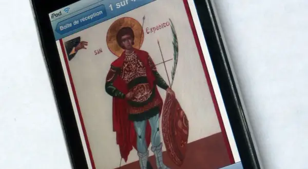 Ikona św. Ekspedyta na ekranie telefonu, symbol modlitwy do św. Ekspedyta o szybką pomoc.