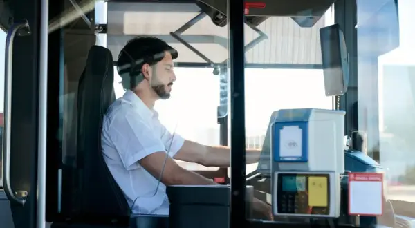 Mężczyzna za kierownicą autobusu. Zastanawiasz się, ile zarabia kierowca autobusu?