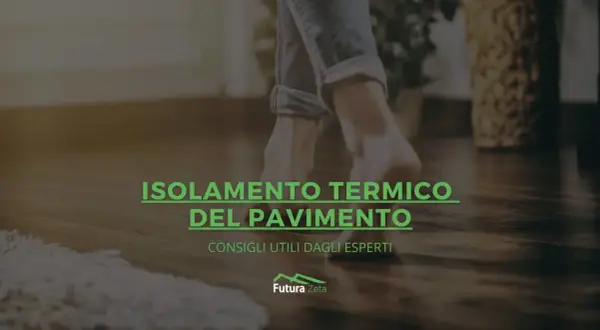 Piedi nudi su un pavimento in legno, con testo "Isolamento termico del pavimento".