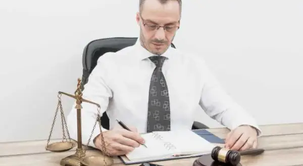 Czy adwokat może prowadzić inną działalność gospodarczą? Oto zasady i ograniczenia