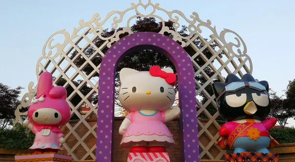 Trzy gigantyczne figurki: różowa My Melody, Hello Kitty w sukience i czarny Badtz-Maru w okularach. Czyżby to był zlot postaci, gdzie nawet hello kitty szatan mógłby się pojawić?