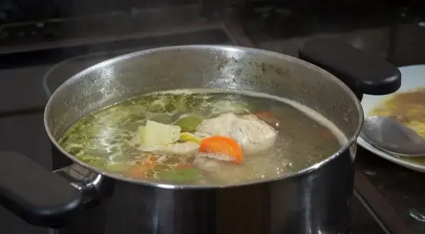 Przesolona zupa? Uratuj obiad! Sprawdzone domowe sposoby