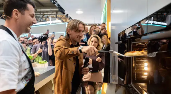 Luka Modrić wyjmuje pizzę z piekarnika Gorenje. To firma znana z innowacyjnych rozwiązań kuchennych.