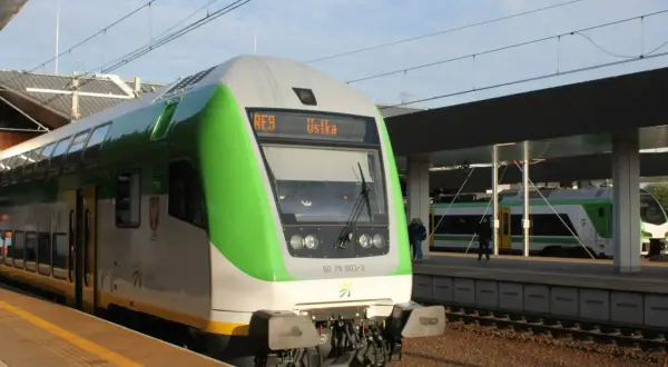 Pociąg RE9 do Ustki czeka na pasażerów. Czas ruszać gdzie pociągiem nad morze!