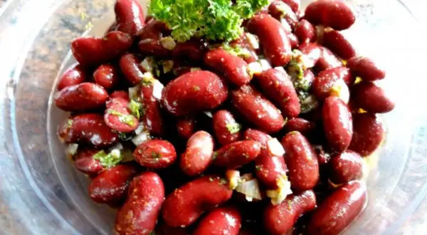 Ein köstlicher Kidneybohnen Salat, garniert mit frischer Petersilie und fein gewürfelten Zwiebeln. Perfekt für jede Mahlzeit.