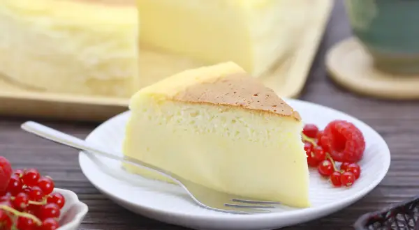 Ein Stück luftiger japanischer Cheesecake, perfekt für ein leichtes Dessert. Dieses Rezept ist einfach und gelingt immer.