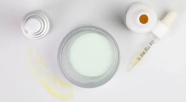 Krem, serum i zakrętka do słoiczka. Idealne do rutyny skin cycling.