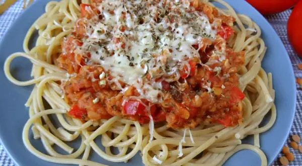 Szybkie spaghetti z czerwoną soczewicą: wegańskie bolognese w 30 min