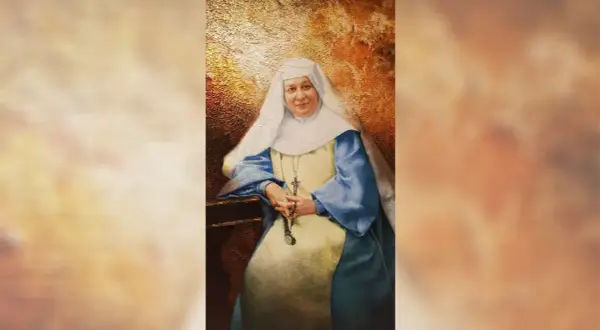 Retrato de María Emilia Riquelme, una monja con hábito blanco y azul, sosteniendo un rosario.