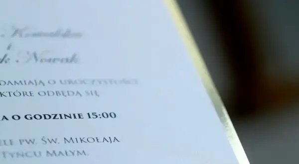 Zawiadomienie o ślubie do pracy: Nowak i Kowalska biorą ślub o 15:00 w kościele pw. Św. Mikołaja w Tyncu Małym.