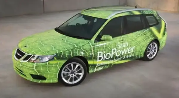 Grön Saab BioPower kombi med bladmotiv. Bilen visar texten "Saab BioPower Release the power of nature".