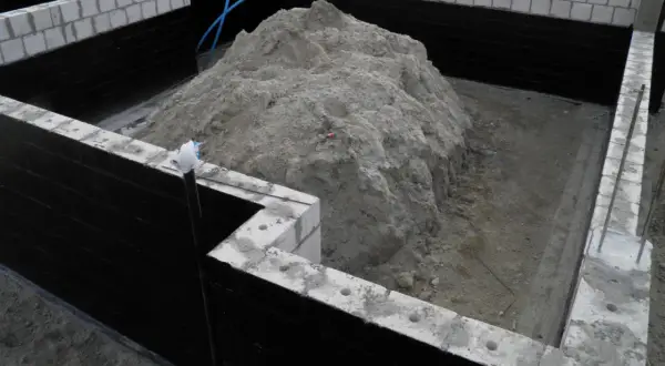 Jaki materiał do zasypki fundamentów? Uniknij kosztownych błędów!