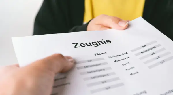 Ein Zeugnis der 2. Klasse Grundschule mit guten Noten in Fächern wie Sachunterricht und Mathematik.