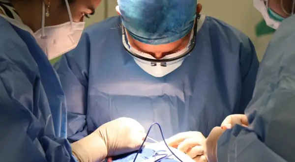 Chirurgen bei einer Schulter-OP. Einblicke in die Behandlung eines Sehnenrisses, die Hoffnung auf Heilung wecken.