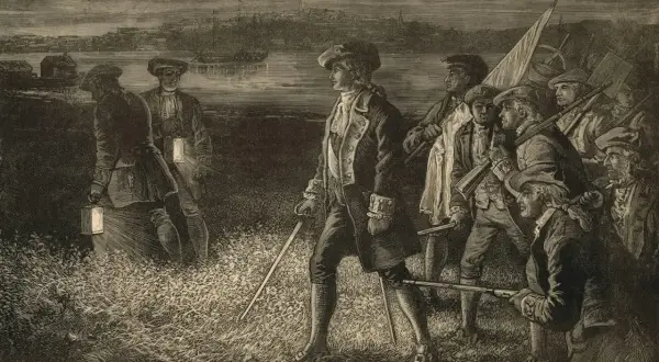 Män med facklor och gevär i mörker, en scen som kan illustrera orsaker till amerikanska revolutionen. En stad syns i bakgrunden vid vattnet.