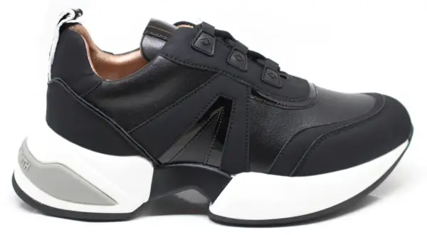 Scarpa Alexander Smith nere, con suola bianca e dettagli in vernice lucida. Stile moderno e audace.
