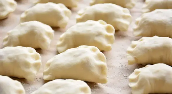 Gotowe do lepienia pierogi, idealne na domowy obiad. Ten przepis na ciasto na pierogi jest prosty i sprawdzony.