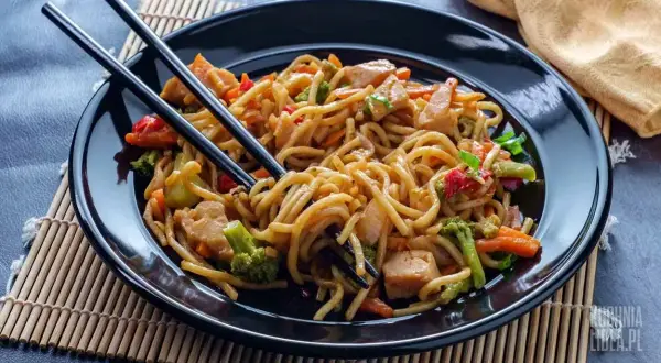 Perfekcyjny Chow Mein w domu: Przepis na makaron z kurczakiem