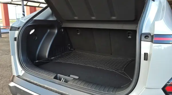 Otwarty bagażnik Hyundai Kona z siatką zabezpieczającą. Sprawdź, jak duży jest hyundai kona pojemność bagażnika.