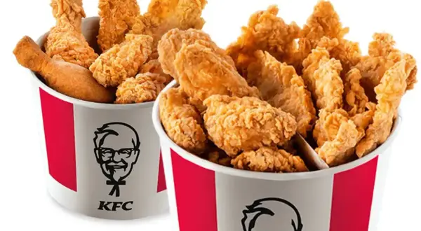 Dwa kubełki pełne chrupiących bites KFC. Idealne na wspólne spotkanie.