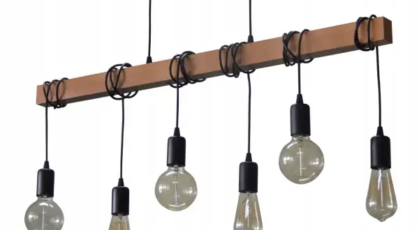 Drewniany żyrandol loft z sześcioma żarówkami w stylu retro, zawieszony na czarnych kablach.